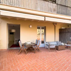 aparteasy-family-apartment-next-to-gaudi-houses.topbarcelonahotels.com/